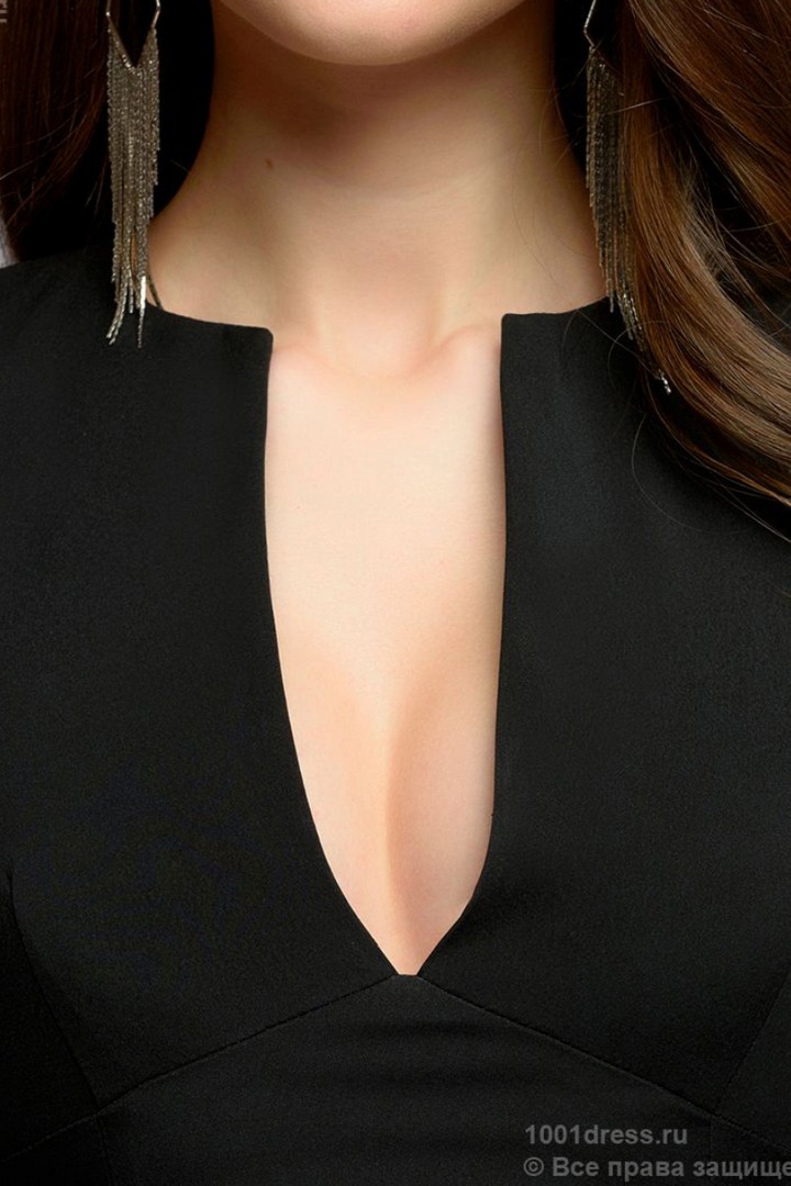 Фото товара 21131, черное платье-футляр с глубоким вырезом