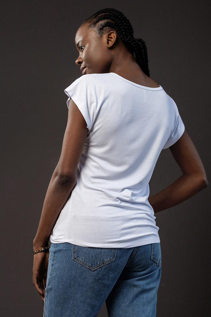 Фото товара 17433, белая футболка с девушкой